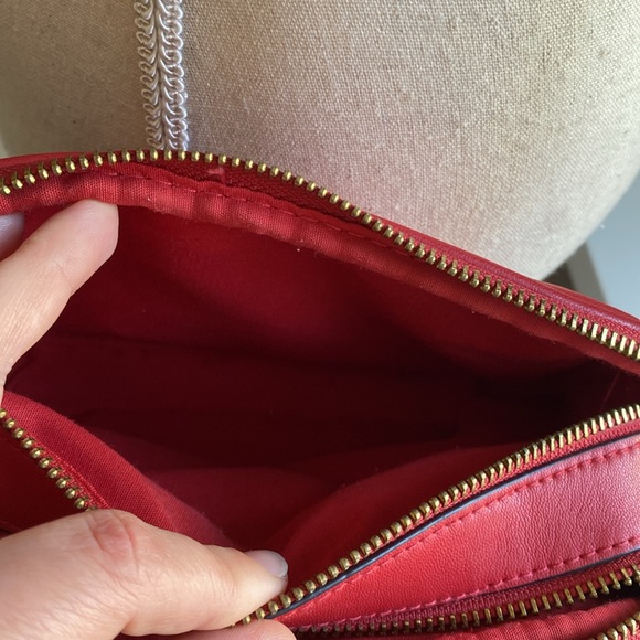 Red crossbody camera bag from Italy, faux leather - Picture 11 of 14